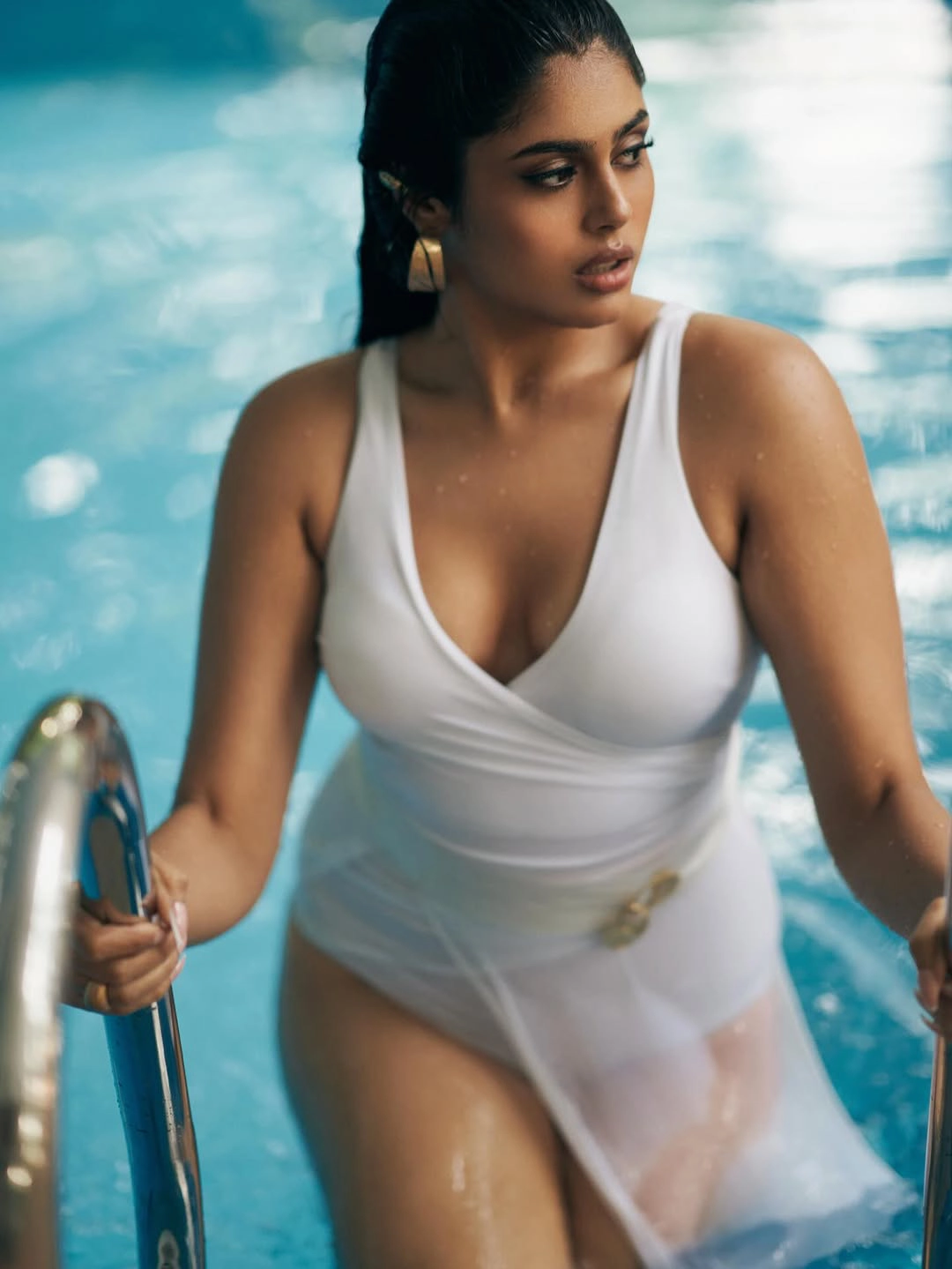 Faria Abdullah Sizzling Poses in Swimming Pool