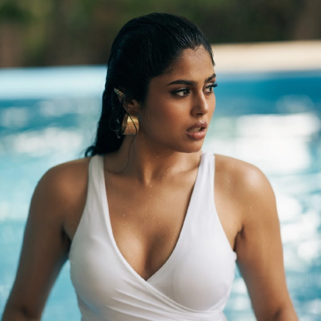 Faria Abdullah Sizzling Poses in Swimming Pool