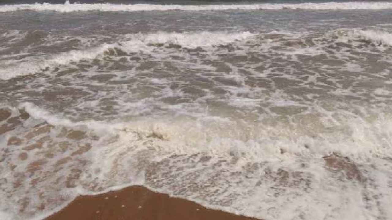 Five Drown : ఏపీలో తీవ్ర విషాదం.. సముద్రంలో స్నానానికి వెళ్లి ముగ్గురు మృతి.. Five Drown : ఏపీలో తీవ్ర విషాదం.. సముద్రంలో స్నానానికి వెళ్లి ముగ్గురు మృతి..