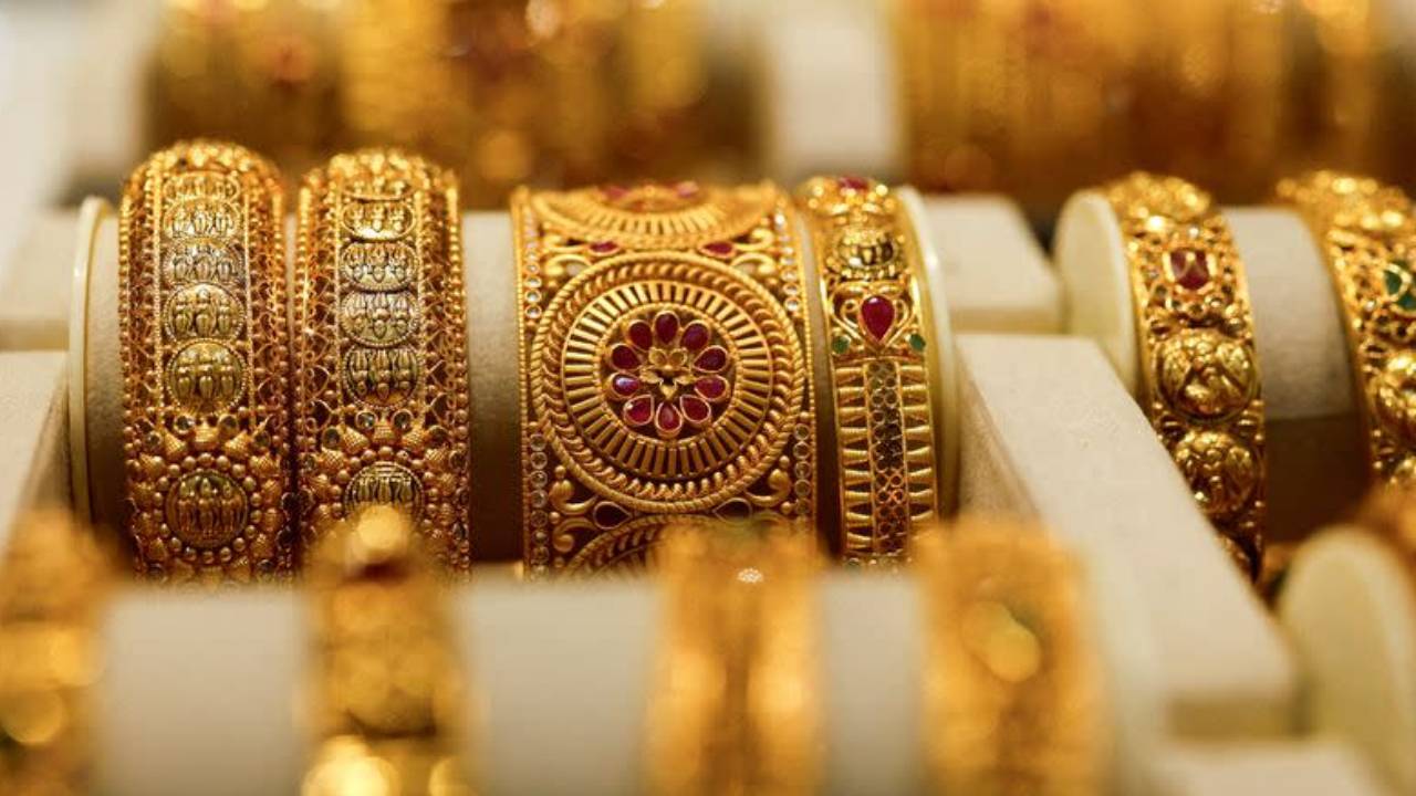 Free gold : ఆహా.. బంపర్ ఆఫర్.. బంగారం ఫ్రీగా ఇచ్చేస్తున్నారు.. గోల్డ్ వ్యాపారుల కొత్త ప్లాన్.. Free gold : ఆహా.. బంపర్ ఆఫర్.. బంగారం ఫ్రీగా ఇచ్చేస్తున్నారు.. గోల్డ్ వ్యాపారుల కొత్త ప్లాన్..
