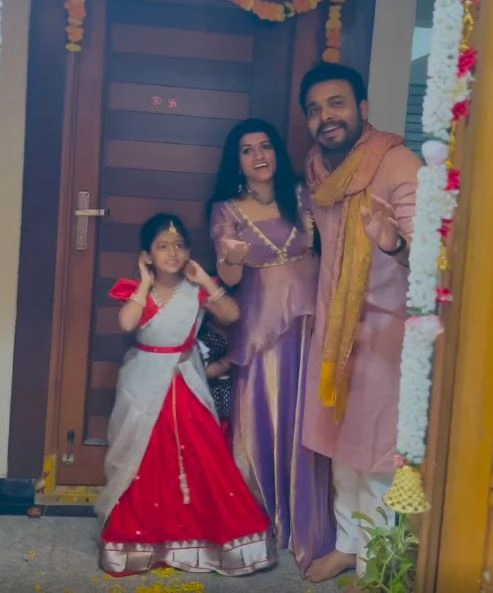 Jabardasth Getup Srinu Diwali Celebrations with Family