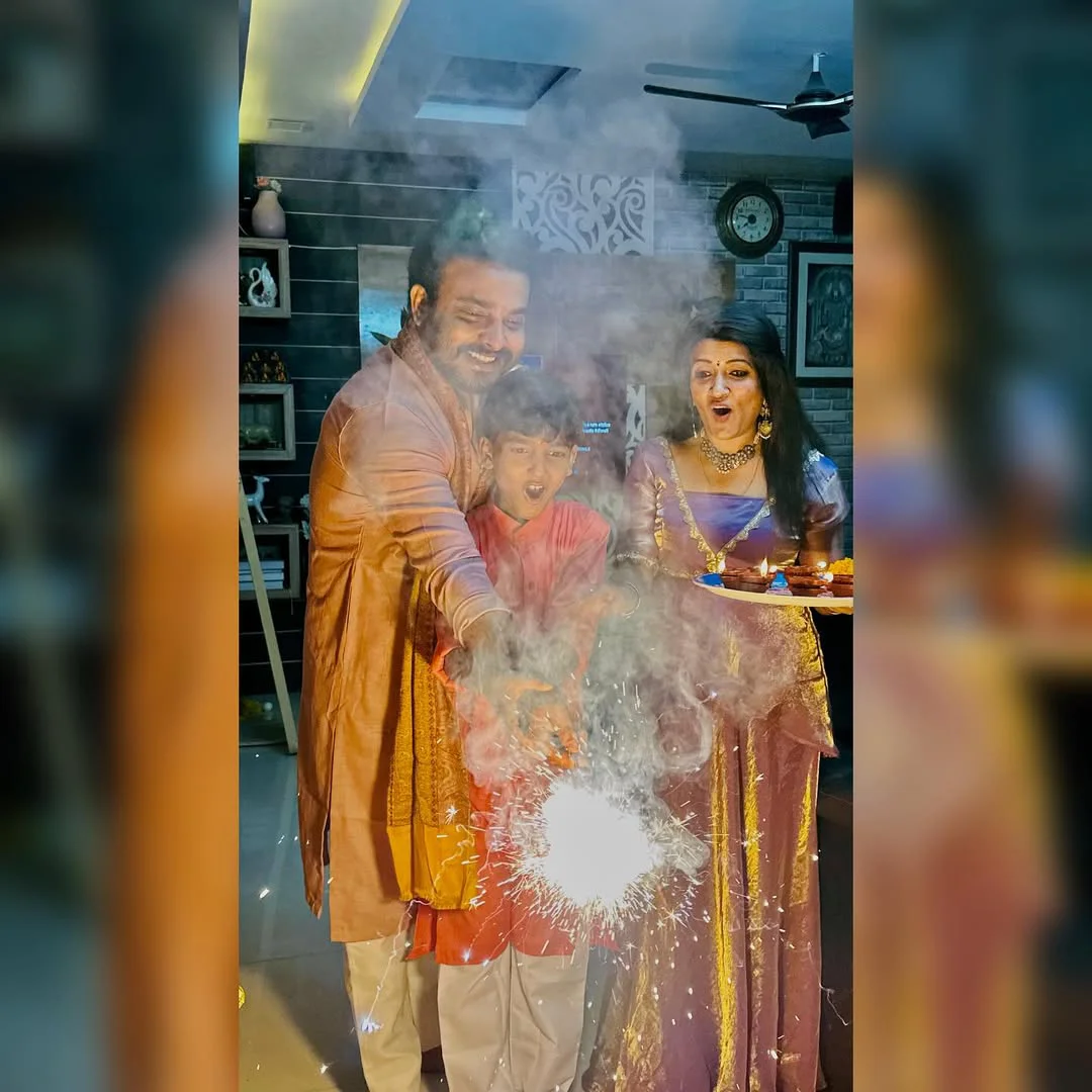 Jabardasth Getup Srinu Diwali Celebrations with Family