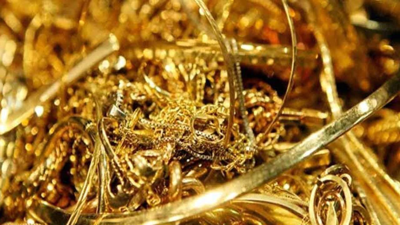 Gold thefts : మీ దగ్గర బంగారం, వెండి ఉందా..? అయితే, తస్మాత్ జాగ్రత్త.. హైదరాబాద్ నగర ప్రజలకు పోలీసుల హెచ్చరికలు Gold thefts : మీ దగ్గర బంగారం, వెండి ఉందా..? అయితే, తస్మాత్ జాగ్రత్త.. హైదరాబాద్ నగర ప్రజలకు పోలీసుల హెచ్చరికలు