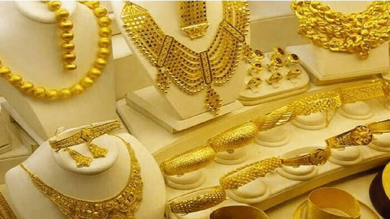 Gold Rate Today: గుడ్న్యూస్.. మళ్లీ తగ్గిన బంగారం ధరలు.. వెంటనే వెళ్లి కొంటే.. Gold Rate Today: గుడ్న్యూస్.. మళ్లీ తగ్గిన బంగారం ధరలు.. వెంటనే వెళ్లి కొంటే..
