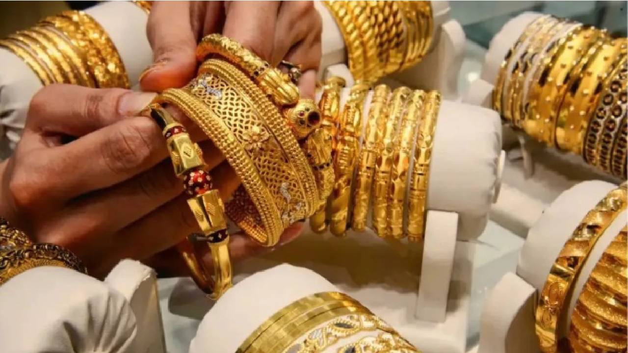 Gold Rate Today: మళ్లీ భారీగా పెరిగిపోయిన బంగారం ధరలు.. ఏకంగా ఎంత పెరిగాయంటే? ఇలాగైతే ఎలా? Gold Rate Today: మళ్లీ భారీగా పెరిగిపోయిన బంగారం ధరలు.. ఏకంగా ఎంత పెరిగాయంటే? ఇలాగైతే ఎలా?