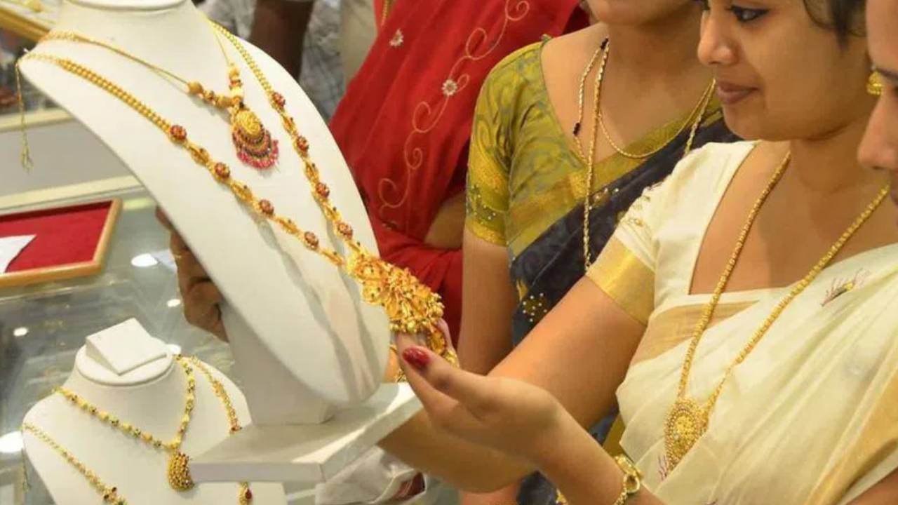 Gold Price Today : ఏంది మామా ఇది.. ఇక లైఫ్లో వెండి కొనలేమా..! 10రోజుల్లో ఎంత పెరిగిందో తెలుసా.. మెంటలెక్కిపోవాల్సిందే.. బంగారం అయితే గింగరాలే.. Gold Price Today : ఏంది మామా ఇది.. ఇక లైఫ్లో వెండి కొనలేమా..! 10రోజుల్లో ఎంత పెరిగిందో తెలుసా.. మెంటలెక్కిపోవాల్సిందే.. బంగారం అయితే గింగరాలే..