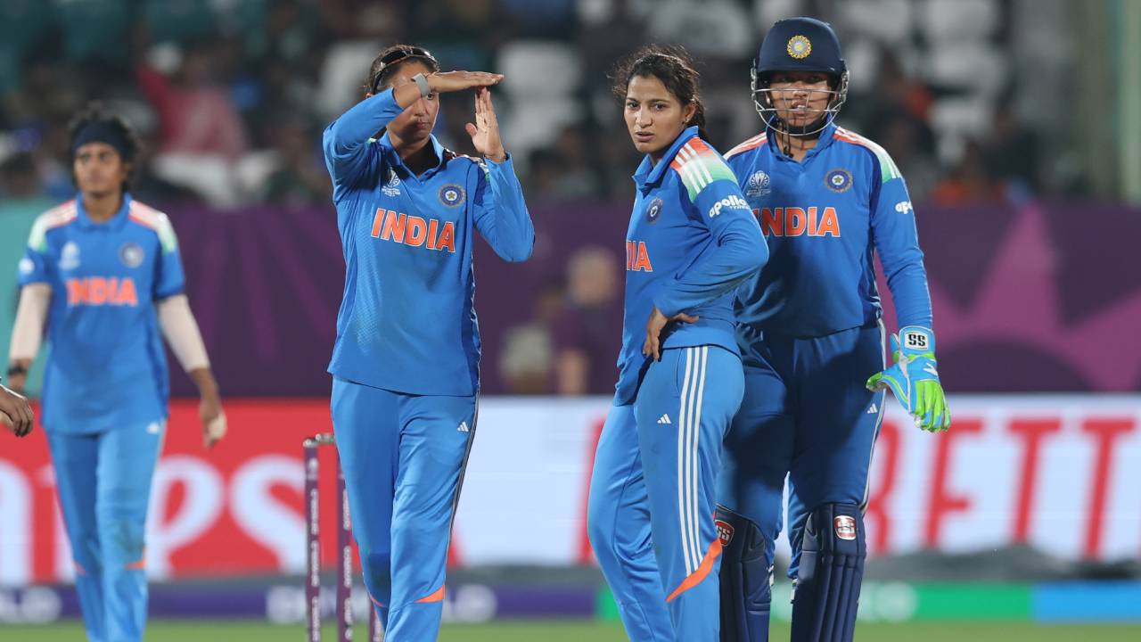 IND W : దక్షిణాఫ్రికా చేతిలో ఓటమి.. భారత్ సెమీస్కు చేరాలంటే..? IND W : దక్షిణాఫ్రికా చేతిలో ఓటమి.. భారత్ సెమీస్కు చేరాలంటే..?