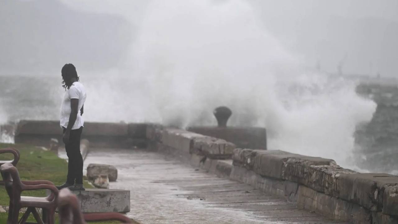 Hurricane Melissa : వామ్మో.. ఈ శతాబ్దంలోనే అత్యంత ప్రమాదకర తుఫాన్.. విధ్వంసమే.. కుప్పకూలుతున్నాయ్..