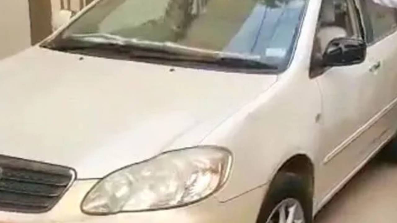 హైదరాబాద్లో జడ్జి కారుపై గుర్తు తెలియని వ్యక్తి దాడి.. దర్యాప్తు చేపట్టిన పోలీసులు హైదరాబాద్లో జడ్జి కారుపై గుర్తు తెలియని వ్యక్తి దాడి.. దర్యాప్తు చేపట్టిన పోలీసులు
