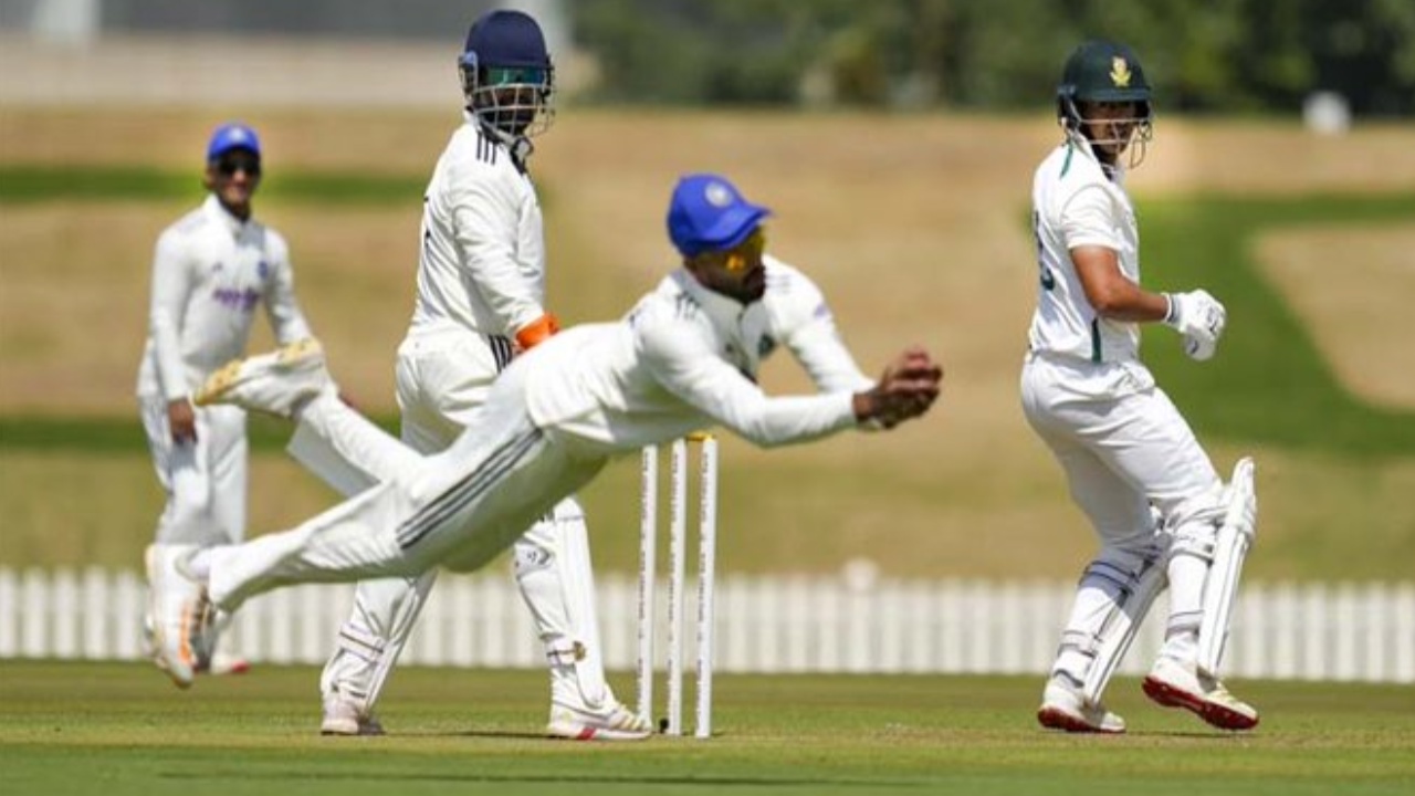 IND A vs SA A : రిషబ్ పంత్ నాయకత్వంలో చమటోడ్చిన భారత బౌలర్లు.. ముగిసిన తొలి రోజు ఆట.. IND A vs SA A : రిషబ్ పంత్ నాయకత్వంలో చమటోడ్చిన భారత బౌలర్లు.. ముగిసిన తొలి రోజు ఆట..