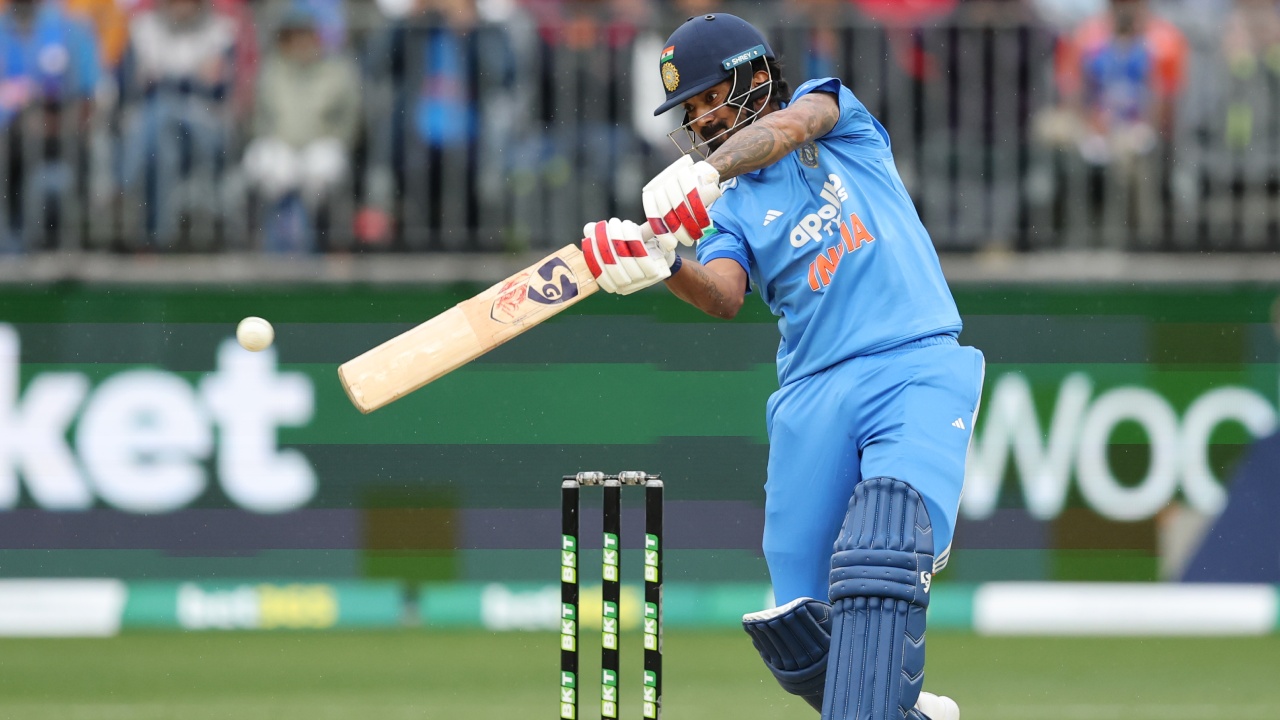 IND vs AUS : రాణించిన రాహుల్, అక్షర్.. భారత్ 136/9.. ఆసీస్ లక్ష్యం 131 (D/w) IND vs AUS : రాణించిన రాహుల్, అక్షర్.. భారత్ 136/9.. ఆసీస్ లక్ష్యం 131 (D/w)