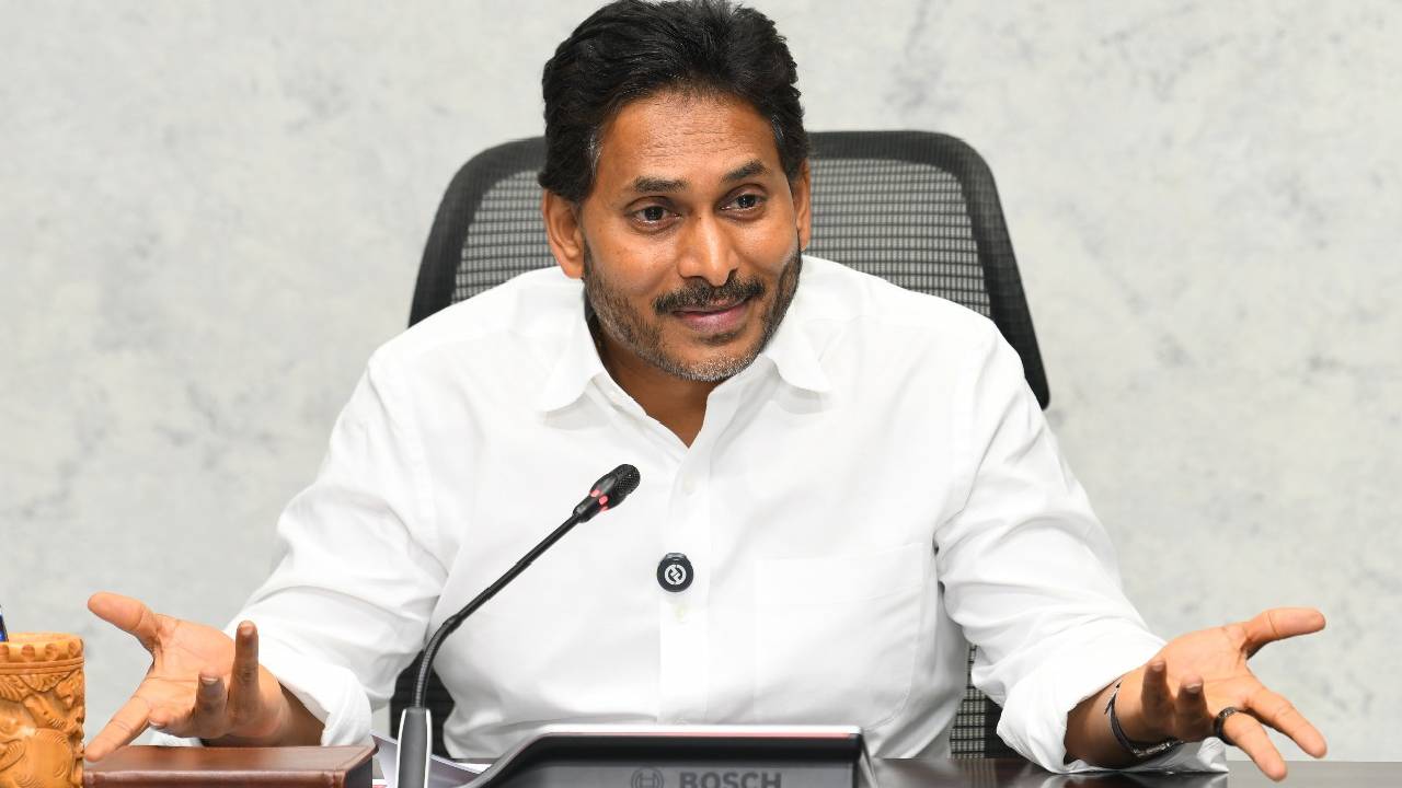 అందుకే ఈ నకిలీ మద్యం మాఫియా బయటికి వచ్చింది: వైఎస్ జగన్ సంచలన కామెంట్స్ అందుకే ఈ నకిలీ మద్యం మాఫియా బయటికి వచ్చింది: వైఎస్ జగన్ సంచలన కామెంట్స్