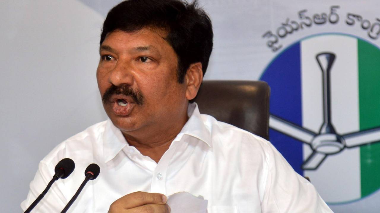 Jogi Ramesh : మాజీ మంత్రి, వైసీపీ నేత జోగి రమేష్కు బిగ్షాక్.. కేసు నమోదు చేసిన పోలీసులు.. ఎందుకంటే? Jogi Ramesh : మాజీ మంత్రి, వైసీపీ నేత జోగి రమేష్కు బిగ్షాక్.. కేసు నమోదు చేసిన పోలీసులు.. ఎందుకంటే?