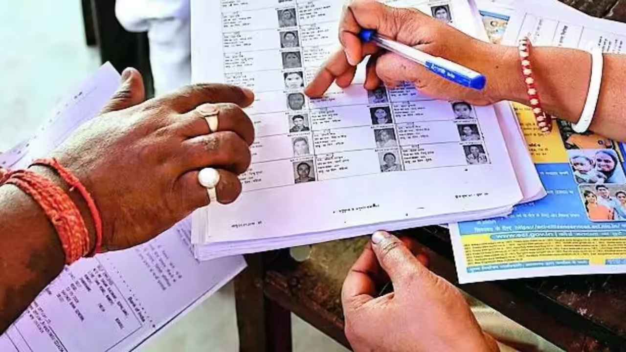 Jubilee Hills Fake Votes: ఒకే ఇంట్లో 43 ఓట్లు.. జూబ్లీహిల్స్ లో ఫేక్ ఓట్ల కలకలం.. ఎన్నికల అధికారులు ఏం తేల్చారంటే.. Jubilee Hills Fake Votes: ఒకే ఇంట్లో 43 ఓట్లు.. జూబ్లీహిల్స్ లో ఫేక్ ఓట్ల కలకలం.. ఎన్నికల అధికారులు ఏం తేల్చారంటే..