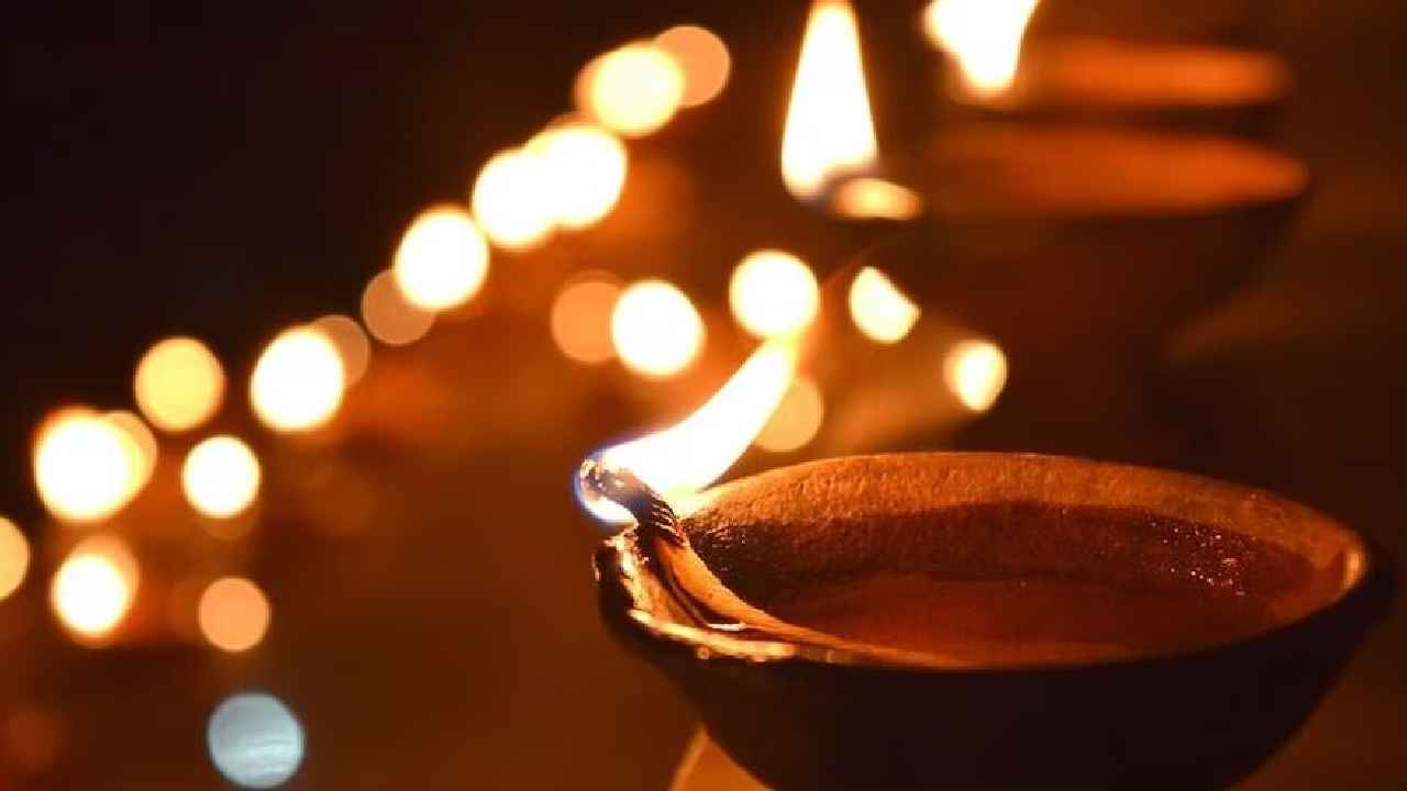 Karthika Masam Deepam: కార్తీక మాసంలో వీటితో దీపం ఇలా వెలిగిస్తే.. అద్భుత ఫలితాలు కలుగుతాయి..! Karthika Masam Deepam: కార్తీక మాసంలో వీటితో దీపం ఇలా వెలిగిస్తే.. అద్భుత ఫలితాలు కలుగుతాయి..!