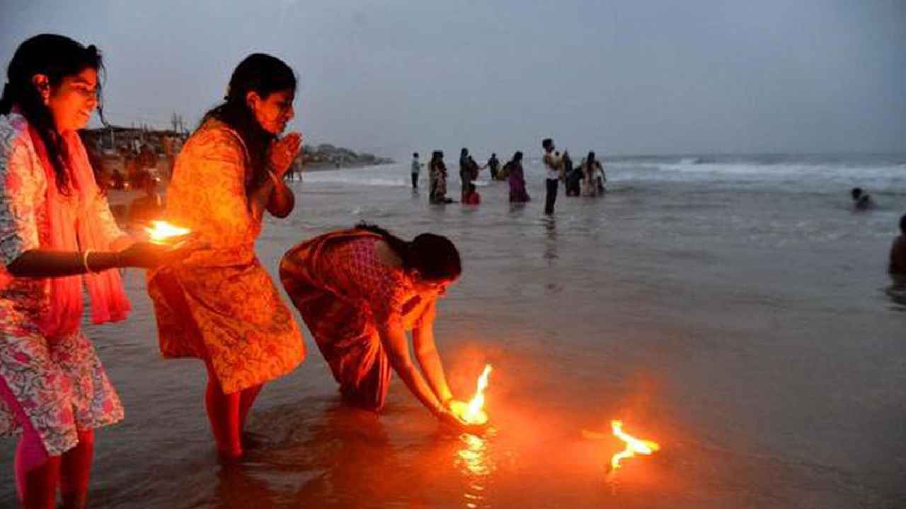 Karthika Masam Snanam: కార్తీక మాసంలో స్నానం ఇలా చేస్తే.. రాజయోగమే..! Karthika Masam Snanam: కార్తీక మాసంలో స్నానం ఇలా చేస్తే.. రాజయోగమే..!