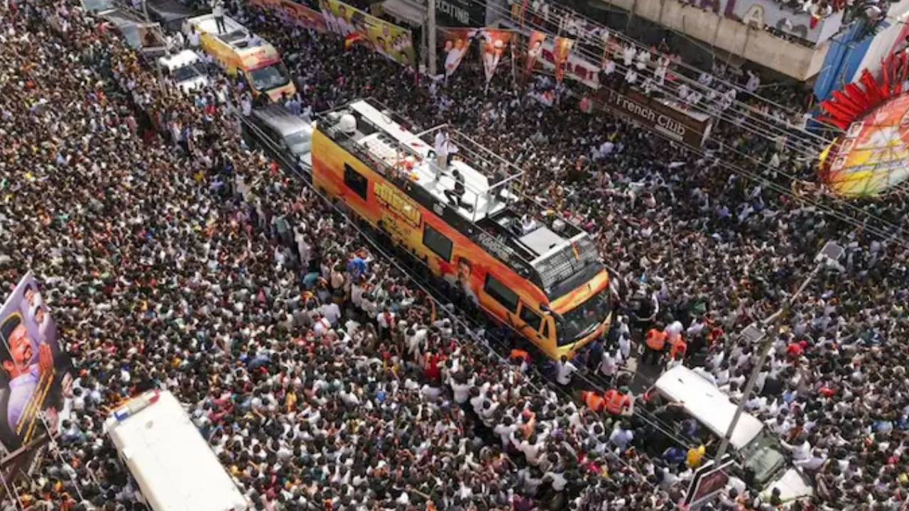 Karur stampede case : సీబీఐ చేతికి కరూర్ తొక్కిసలాట ఘటన దర్యాప్తు.. సుప్రీంకోర్టు మాజీ న్యాయమూర్తి ఆధ్వర్యంలో పర్యవేక్షణ కమిటీ.. Karur stampede case : సీబీఐ చేతికి కరూర్ తొక్కిసలాట ఘటన దర్యాప్తు.. సుప్రీంకోర్టు మాజీ న్యాయమూర్తి ఆధ్వర్యంలో పర్యవేక్షణ కమిటీ..