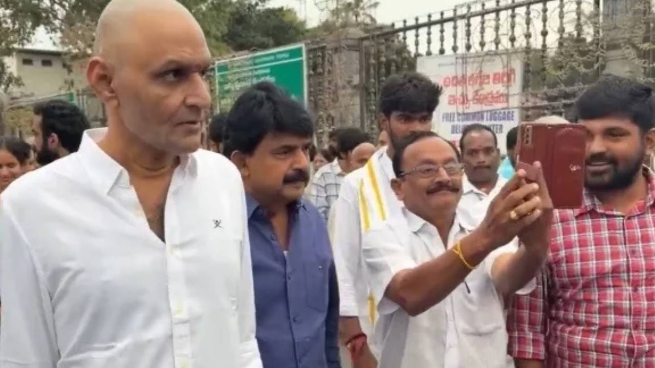 Kodali Nani : తిరుమల శ్రీవారి సేవలో కొడాలి నాని.. వీడియో చూశారా.. ఏంటి ఇలా అయ్యారు..! Kodali Nani : తిరుమల శ్రీవారి సేవలో కొడాలి నాని.. వీడియో చూశారా.. ఏంటి ఇలా అయ్యారు..!