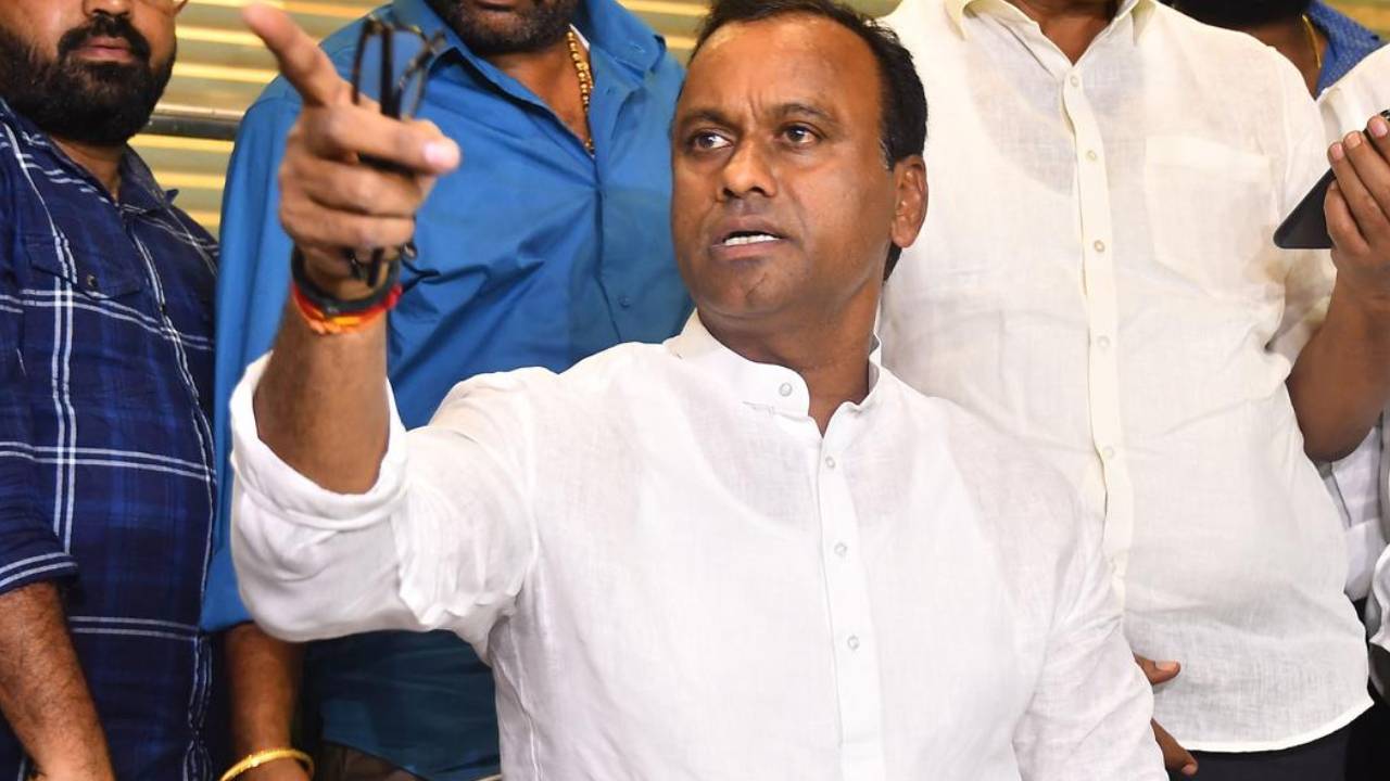 Komatireddy Raj Gopal Reddy : వైన్షాప్ టెండర్స్ వేసే వారికి ఎమ్మెల్యే రాజగోపాల్ రెడ్డి కొత్త రూల్స్.. తప్పనిసరిగా ఫాలో కావాల్సిందేనట.. అవేమిటంటే? Komatireddy Raj Gopal Reddy : వైన్షాప్ టెండర్స్ వేసే వారికి ఎమ్మెల్యే రాజగోపాల్ రెడ్డి కొత్త రూల్స్.. తప్పనిసరిగా ఫాలో కావాల్సిందేనట.. అవేమిటంటే?