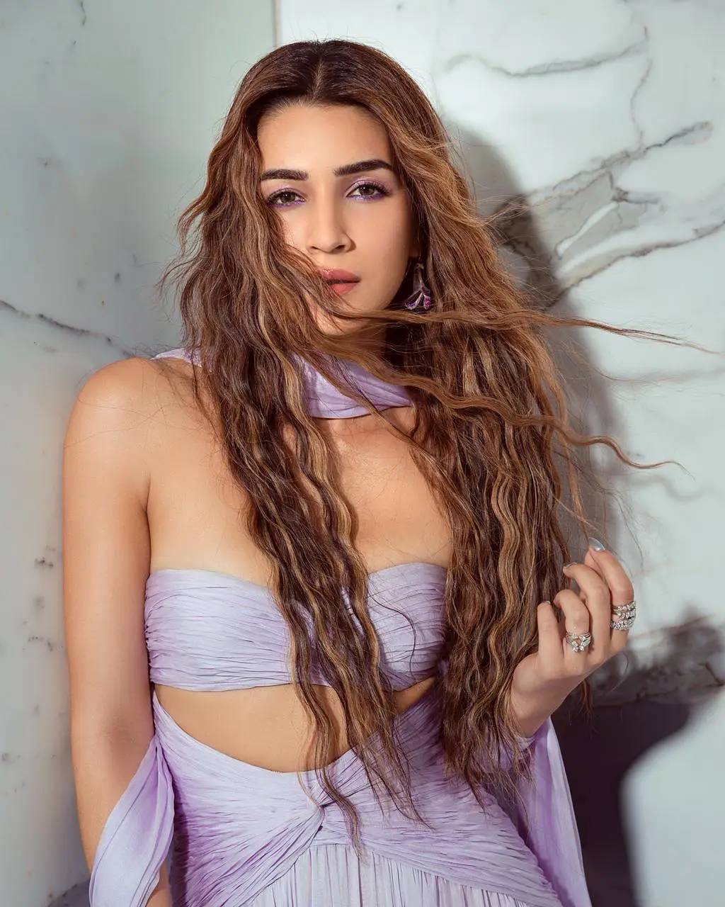 Kriti Sanon latest photoshoot goes viral on social media (1)