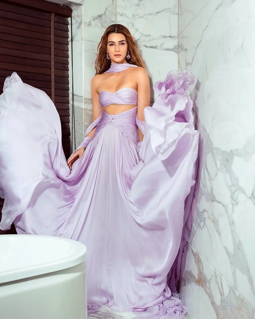 Kriti Sanon latest photoshoot goes viral on social media (1)