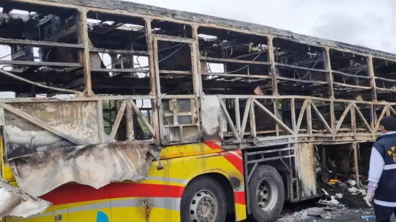 Kurnool Bus Accident : బస్సు ప్రమాదానికి ముందు ఆ కొద్ది క్షణాల్లో ఏం జరిగింది.. బైకర్ శివశంకర్ కుటుంబం ఏం చెప్పిందంటే? Kurnool Bus Accident : బస్సు ప్రమాదానికి ముందు ఆ కొద్ది క్షణాల్లో ఏం జరిగింది.. బైకర్ శివశంకర్ కుటుంబం ఏం చెప్పిందంటే?