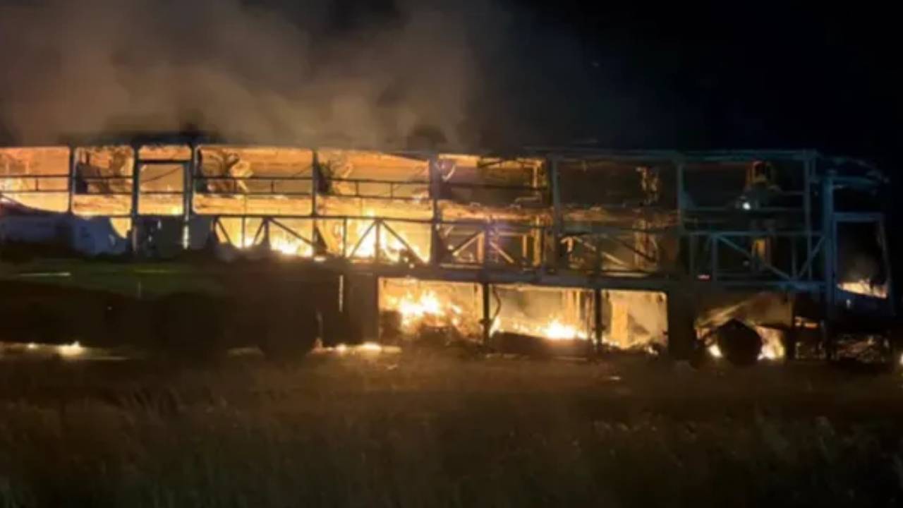 Kurnool Bus Accident : కర్నూలు జిల్లాలో బస్సు ప్రమాదం.. ప్రమాదం జరిగింది ఇలా.. ప్రాణాలతో బయటపడిన వారు వీరే.. జిల్లా ఎస్పీ ఏం చెప్పారంటే.. Kurnool Bus Accident : కర్నూలు జిల్లాలో బస్సు ప్రమాదం.. ప్రమాదం జరిగింది ఇలా.. ప్రాణాలతో బయటపడిన వారు వీరే.. జిల్లా ఎస్పీ ఏం చెప్పారంటే..