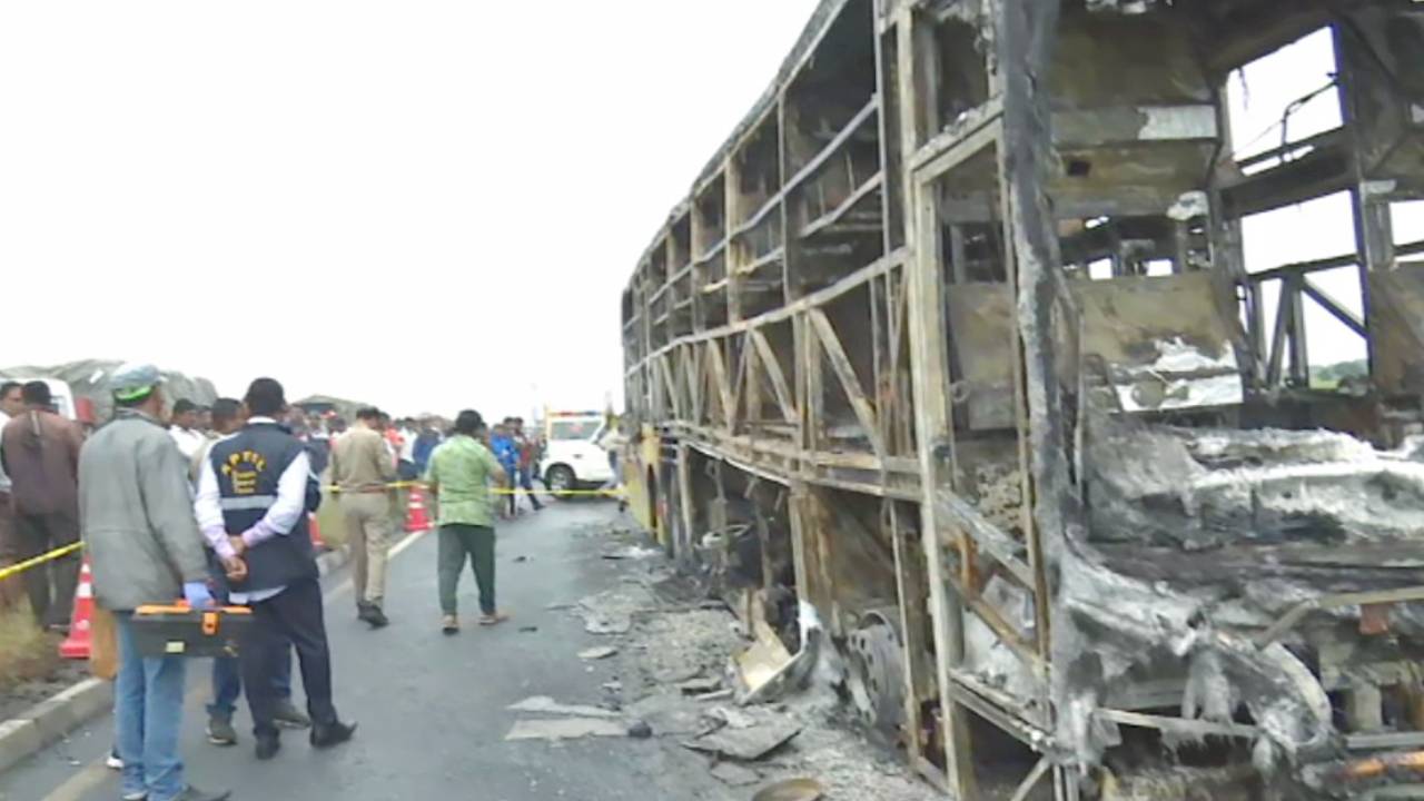 Kurnool Bus Accident : కర్నూలులో బస్సు ప్రమాదం.. మృతుల సంఖ్య పెరగడానికి ప్రధాన కారణం ఇదే.. మృతుల్లో నలుగురు ఒకే కుటుంబానికి చెందిన వారు Kurnool Bus Accident : కర్నూలులో బస్సు ప్రమాదం.. మృతుల సంఖ్య పెరగడానికి ప్రధాన కారణం ఇదే.. మృతుల్లో నలుగురు ఒకే కుటుంబానికి చెందిన వారు