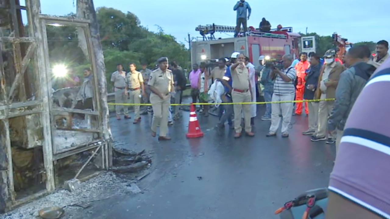 Kurnool Bus Accident : కర్నూలు బస్సు ప్రమాదం.. కంట్రోల్ రూమ్ నంబర్లు ఇవే.. ప్రమాద సమయంలో బస్సులో ఉన్న ప్రయాణీకుల వివరాలు ఇలా.. Kurnool Bus Accident : కర్నూలు బస్సు ప్రమాదం.. కంట్రోల్ రూమ్ నంబర్లు ఇవే.. ప్రమాద సమయంలో బస్సులో ఉన్న ప్రయాణీకుల వివరాలు ఇలా..