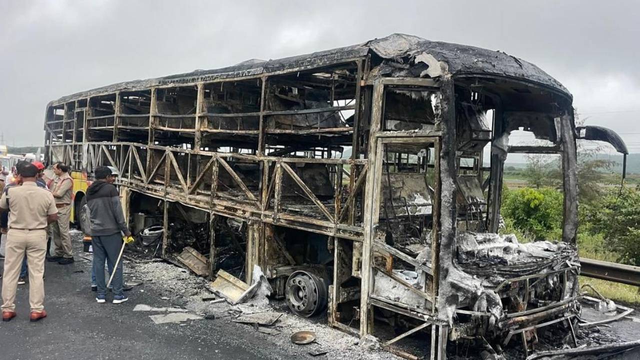 Kurnool Bus Accident : కర్నూలు బస్సు ప్రమాదం.. మృతుల కుటుంబాలకు పరిహారం ప్రకటించిన తెలంగాణ సర్కార్.. గాయపడిన వారికి కూడా.. Kurnool Bus Accident : కర్నూలు బస్సు ప్రమాదం.. మృతుల కుటుంబాలకు పరిహారం ప్రకటించిన తెలంగాణ సర్కార్.. గాయపడిన వారికి కూడా..