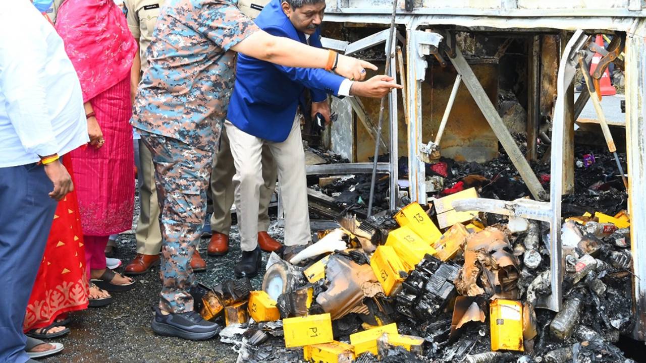 Kurnool Bus Tragedy : కర్నూలు బస్సు ప్రమాదంలో కొత్త కోణం.. ఆ ఫోన్లు పేలడం వల్లే బస్సులో ఎగిసిపడిన మంటలు.. బ్యాటరీలన్నీ ఒక్కసారిగా పేలాయి Kurnool Bus Tragedy : కర్నూలు బస్సు ప్రమాదంలో కొత్త కోణం.. ఆ ఫోన్లు పేలడం వల్లే బస్సులో ఎగిసిపడిన మంటలు.. బ్యాటరీలన్నీ ఒక్కసారిగా పేలాయి