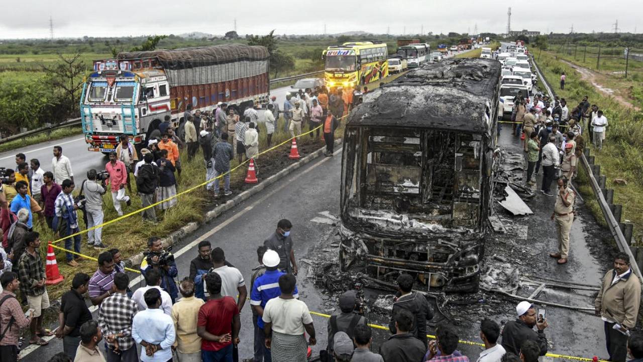 Kurnool Bus Tragedy : కర్నూలు బస్సు ప్రమాదం.. వెలుగులోకి కొత్త విషయాలు.. బైక్ను ఢీకొట్టింది ఆ బస్సు కాదా..? డ్రైవర్ వాదన మరోలా.. Kurnool Bus Tragedy : కర్నూలు బస్సు ప్రమాదం.. వెలుగులోకి కొత్త విషయాలు.. బైక్ను ఢీకొట్టింది ఆ బస్సు కాదా..? డ్రైవర్ వాదన మరోలా..
