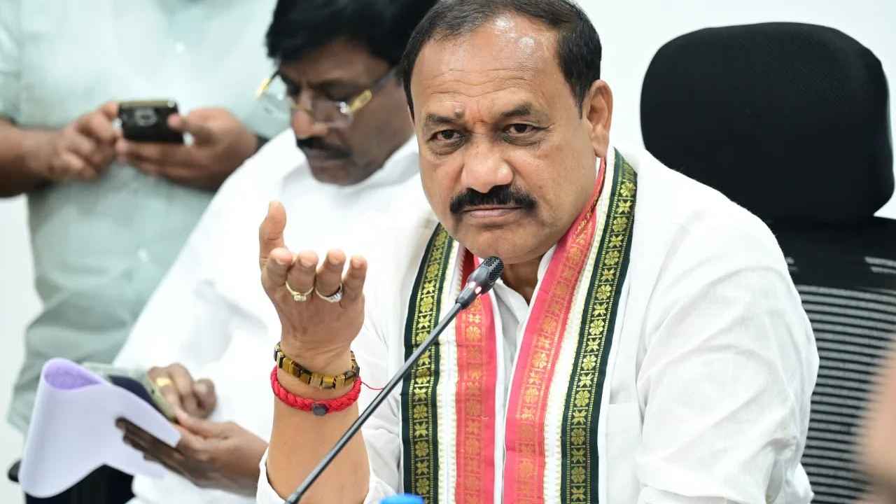 Ministers Controversy: కొత్త టర్న్ తీసుకున్న వరంగల్ ఎపిసోడ్.. మంత్రి పొంగులేటిపై ఇద్దరు మహిళా మంత్రులు ఫిర్యాదు.. పీసీసీ చీఫ్ కీలక వ్యాఖ్యలు.. Ministers Controversy: కొత్త టర్న్ తీసుకున్న వరంగల్ ఎపిసోడ్.. మంత్రి పొంగులేటిపై ఇద్దరు మహిళా మంత్రులు ఫిర్యాదు.. పీసీసీ చీఫ్ కీలక వ్యాఖ్యలు..