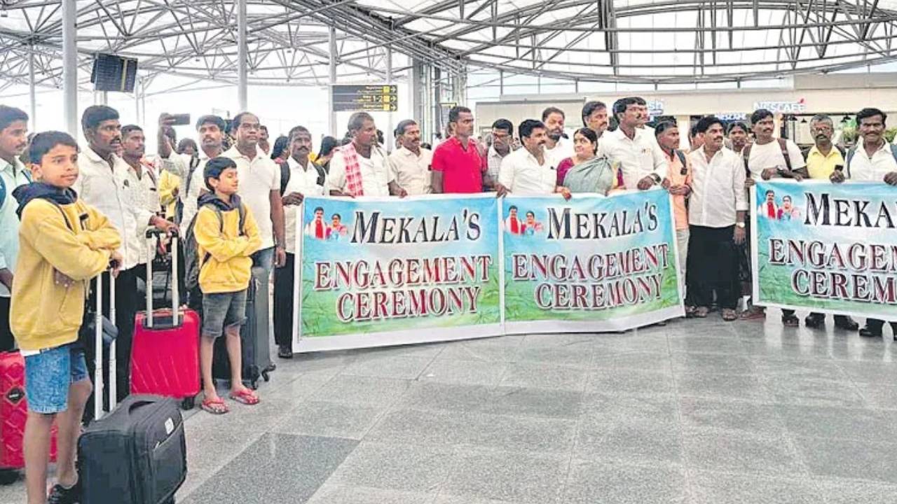 Telangana : కొడుకు నిశ్చితార్ధం.. రెండు విమానాల్లో 500 మందిని గోవా తీసుకెళ్లిన తండ్రి.. ఆశ్చర్యపోయిన ఎయిర్పోర్టు సిబ్బంది Telangana : కొడుకు నిశ్చితార్ధం.. రెండు విమానాల్లో 500 మందిని గోవా తీసుకెళ్లిన తండ్రి.. ఆశ్చర్యపోయిన ఎయిర్పోర్టు సిబ్బంది