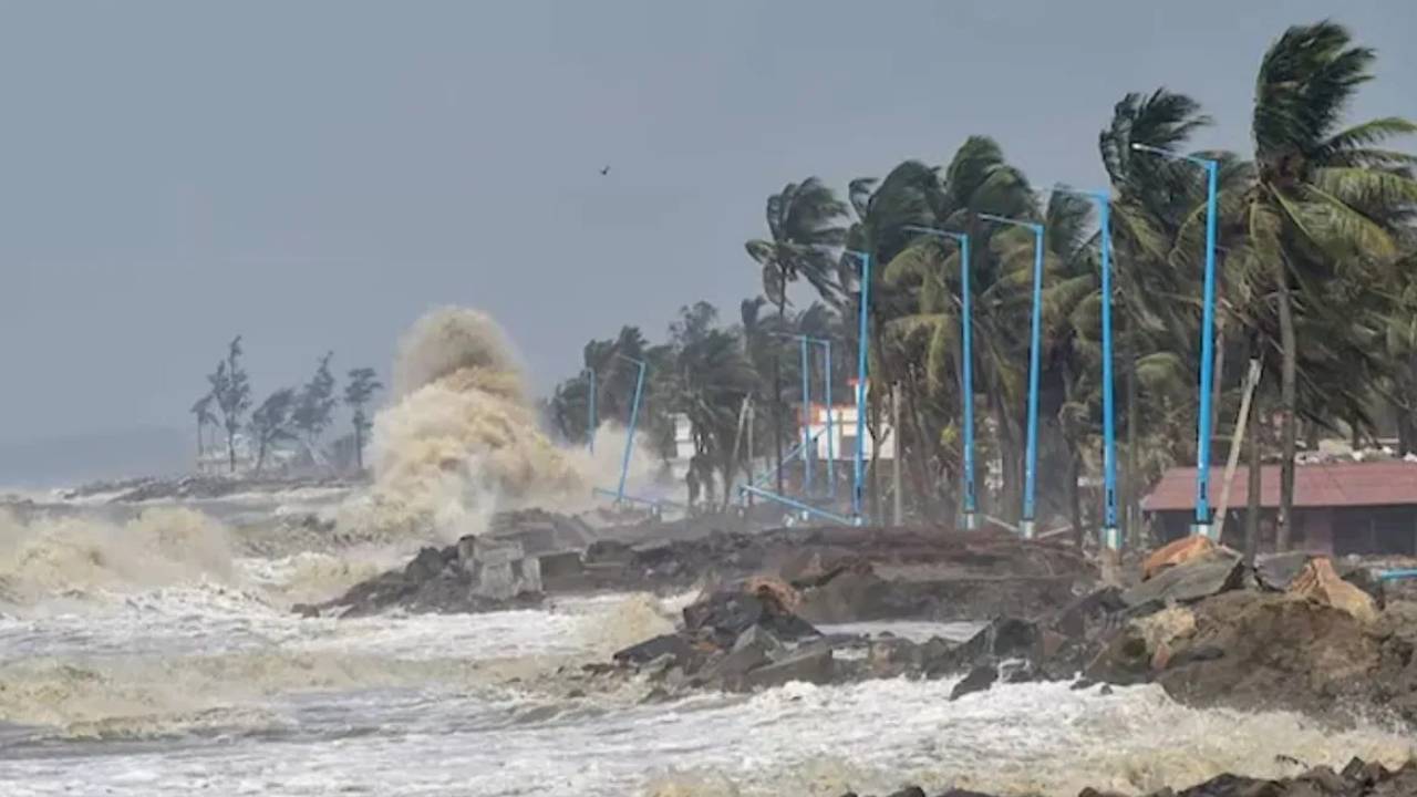 Cyclone Montha : తీవ్ర తుపానుగా ‘మొంథా’.. ఏపీలో హైఅలర్ట్.. ఈ జిల్లాల్లో ఇవాళ అత్యంత భారీ వర్షాలు.. ఆ 18గంటలు జాగ్రత్త.. బయటకు రావొద్దు..