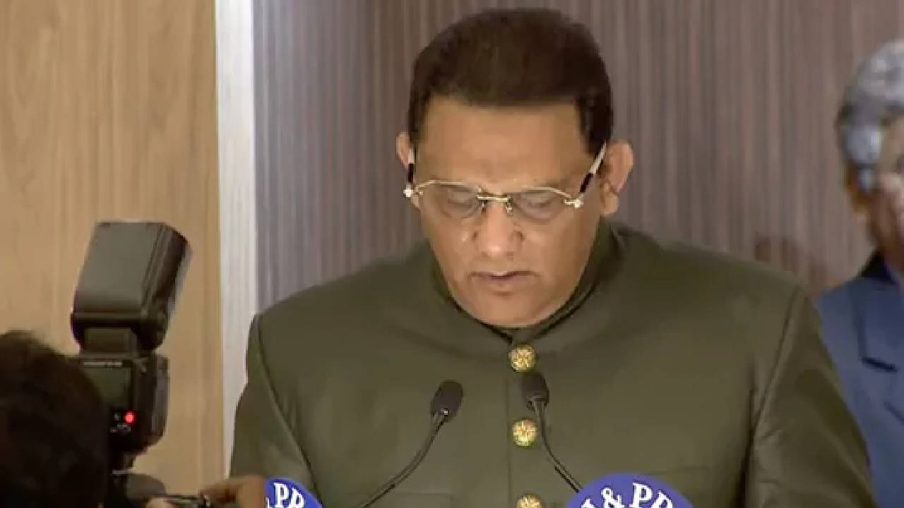 తెలంగాణ మంత్రిగా అజారుద్దీన్‌ కొత్త ఇన్నింగ్స్‌.. ప్రమాణ స్వీకారం చేయించిన గవర్నర్‌