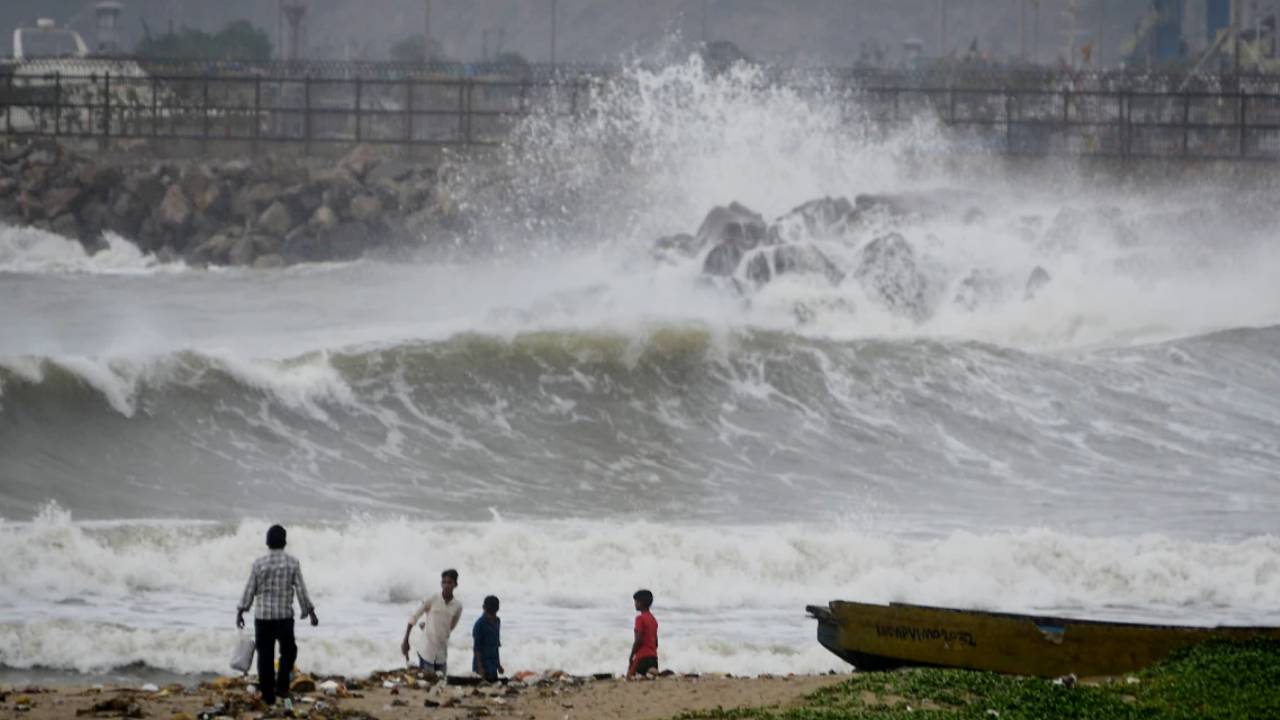 Montha Cyclone : మొంథా తుపాను ఎఫెక్ట్‌.. మత్స్యకారుల కుటుంబాలకు గుడ్‌న్యూస్ చెప్పిన ప్రభుత్వం ..