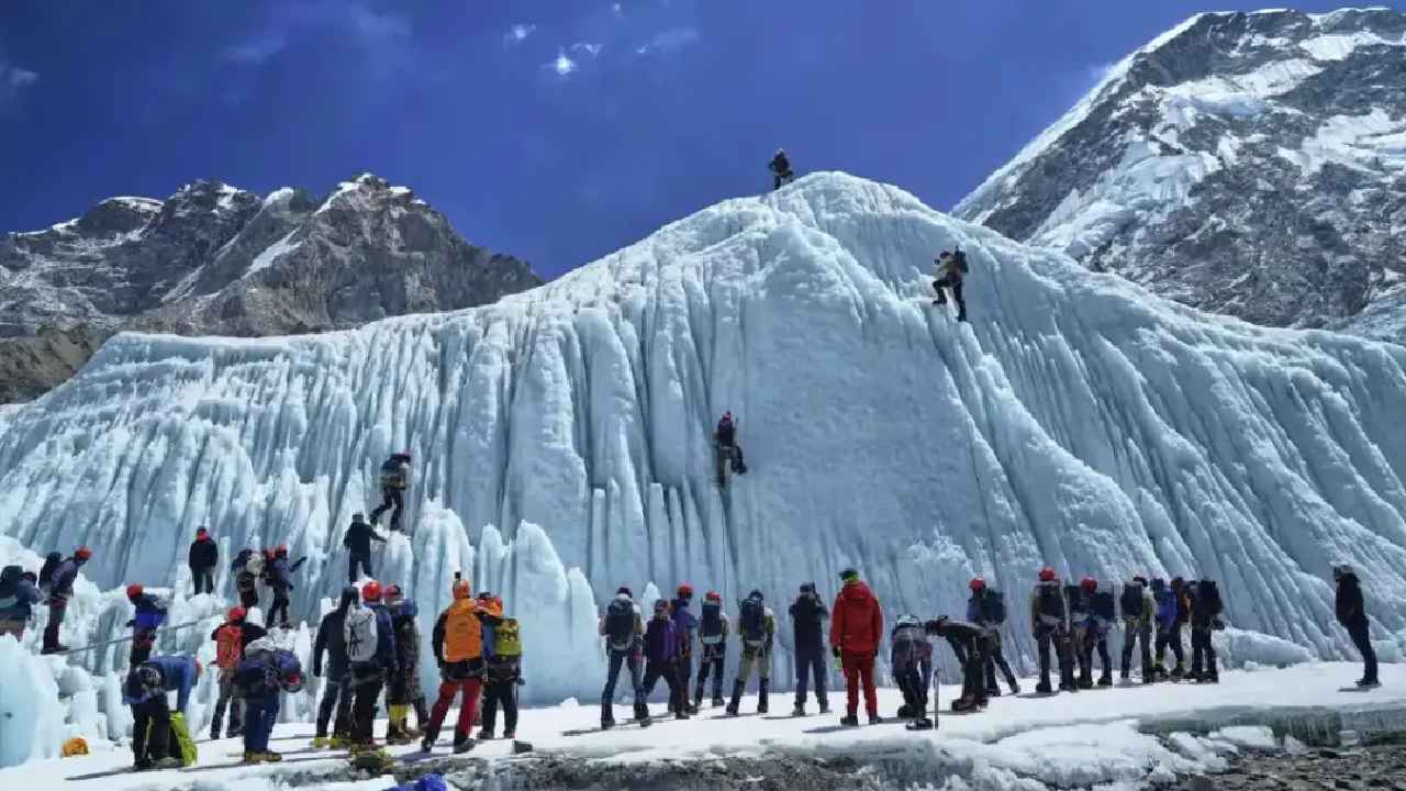 Mount Everest: మౌంట్ ఎవరెస్ట్పై మంచు తుపాను బీభత్సం.. 16వేల అడుగల ఎత్తులో.. చిక్కుకుపోయిన వెయ్యి మంది.. Mount Everest: మౌంట్ ఎవరెస్ట్పై మంచు తుపాను బీభత్సం.. 16వేల అడుగల ఎత్తులో.. చిక్కుకుపోయిన వెయ్యి మంది..