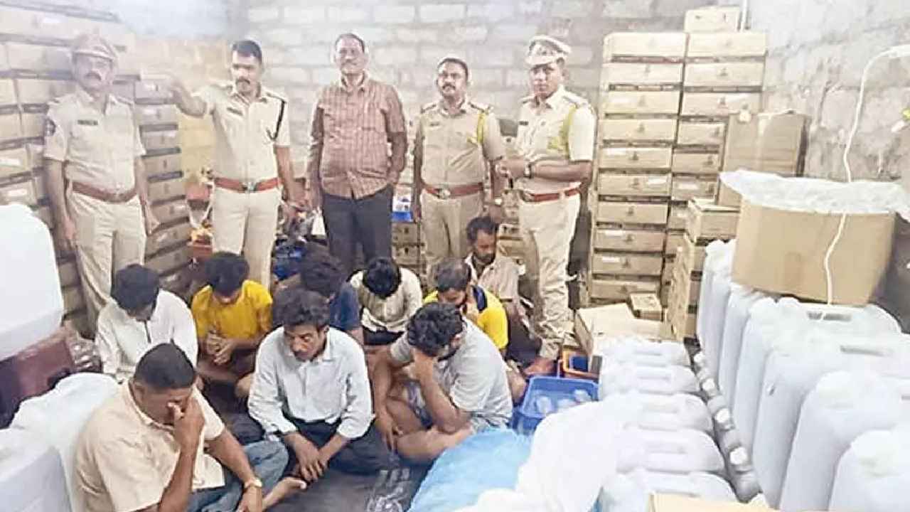 Illicit Liquor Case: నకిలీ మద్యం కేసు.. రహస్య ప్రదేశంలో కింగ్ పిన్ విచారణ.. ఎవరి పేర్లు బయటకు వస్తాయో? Illicit Liquor Case: నకిలీ మద్యం కేసు.. రహస్య ప్రదేశంలో కింగ్ పిన్ విచారణ.. ఎవరి పేర్లు బయటకు వస్తాయో?