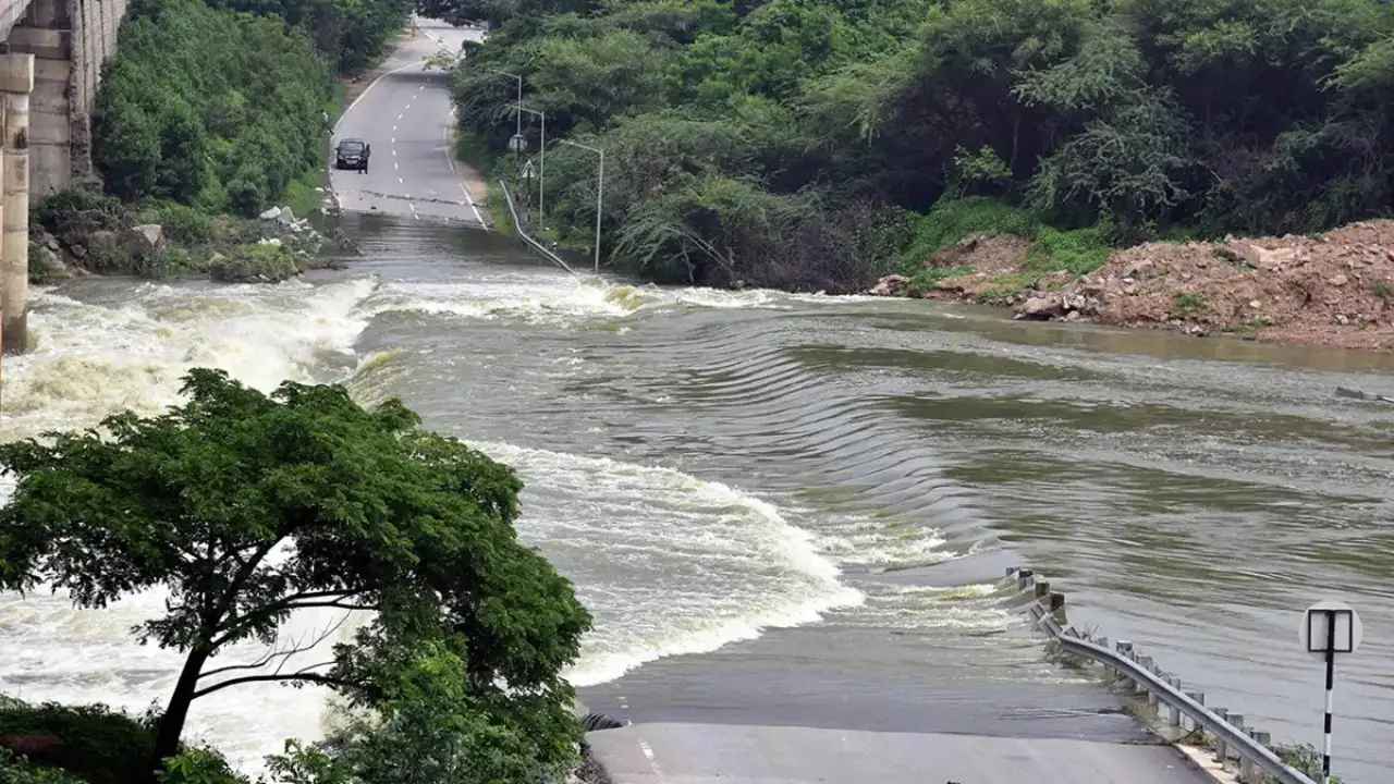 Musi River: మూసీకి మరోసారి వరద ముప్పు.. భారీగా నీటి విడుదల.. ప్రజలు అప్రమత్తంగా ఉండాలని హెచ్చరిక Musi River: మూసీకి మరోసారి వరద ముప్పు.. భారీగా నీటి విడుదల.. ప్రజలు అప్రమత్తంగా ఉండాలని హెచ్చరిక