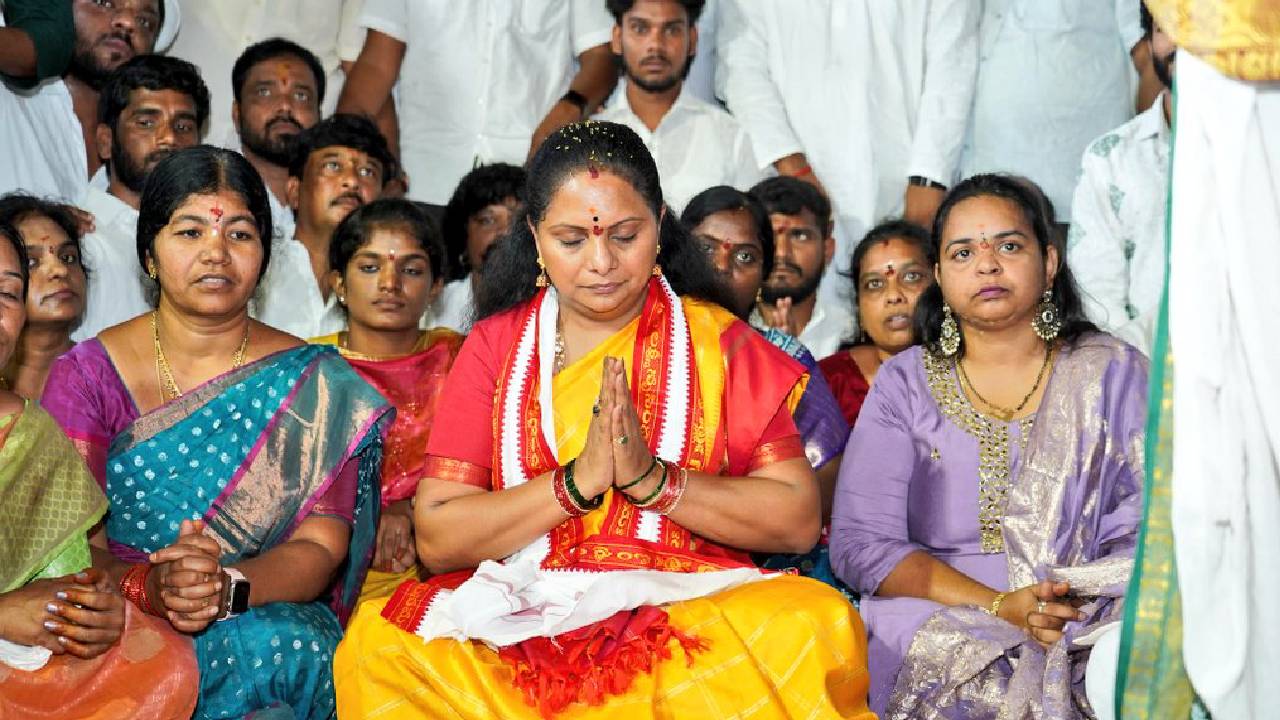 యాదగిరిగుట్ట లక్ష్మీనరసింహ స్వామిని దర్శించుకున్న కవిత.. కొత్త పార్టీపై కీలక కామెంట్స్ యాదగిరిగుట్ట లక్ష్మీనరసింహ స్వామిని దర్శించుకున్న కవిత.. కొత్త పార్టీపై కీలక కామెంట్స్