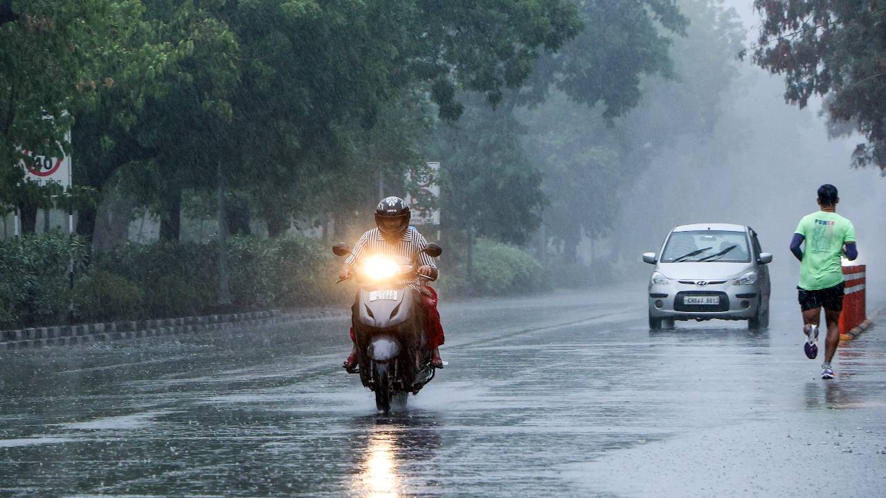 తెలంగాణలో 3 రోజులు భారీ వర్షాలు కురిసే ఛాన్స్.. ఈ ప్రాంతాల వారు జాగ్రత్త తెలంగాణలో 3 రోజులు భారీ వర్షాలు కురిసే ఛాన్స్.. ఈ ప్రాంతాల వారు జాగ్రత్త