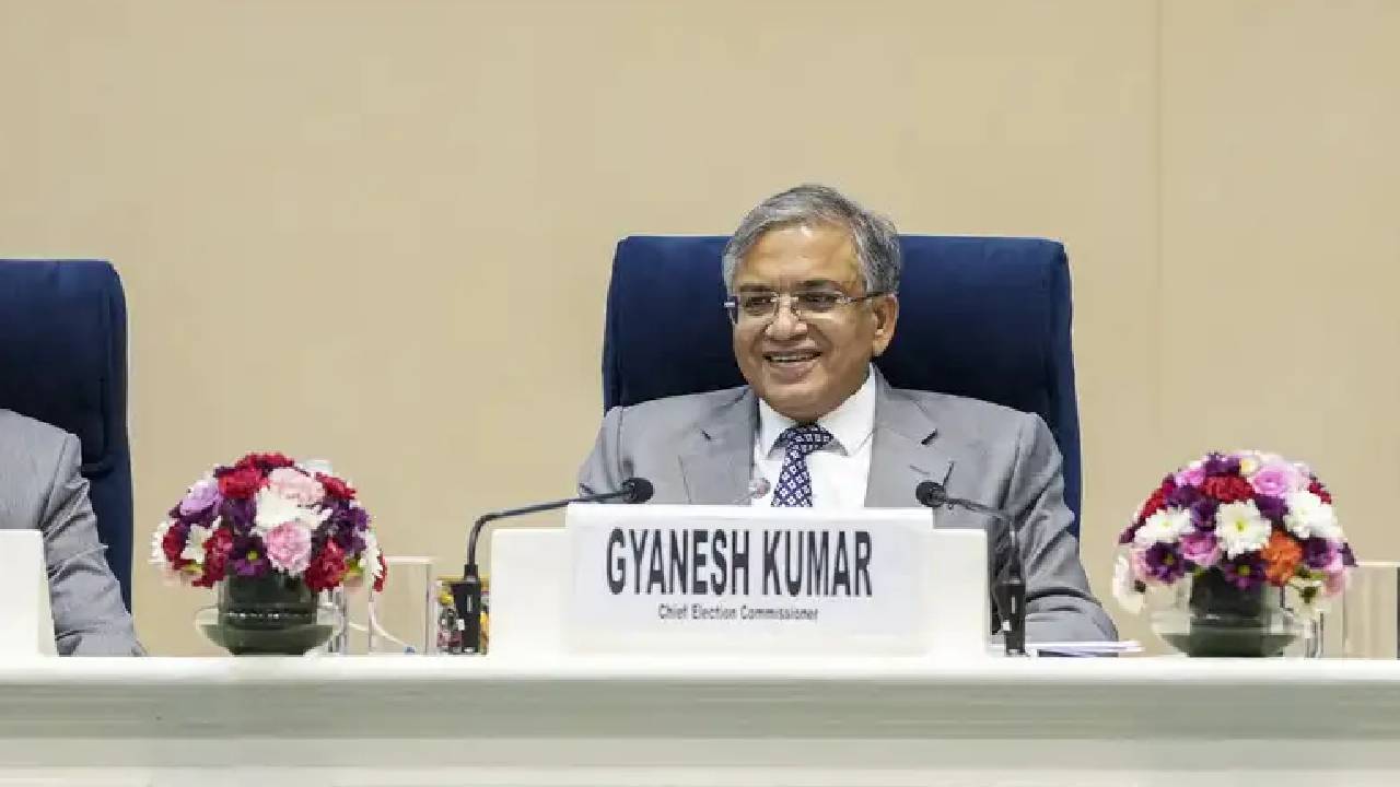 12 రాష్ట్రాలు, కేంద్రపాలిత ప్రాంతాల్లో ఓటరు జాబితా సవరణ.. ప్రకటించిన సీఈసీ.. ప్రతి ఇంటికీ వెళ్లి.. ఏం చేస్తారంటే? 12 రాష్ట్రాలు, కేంద్రపాలిత ప్రాంతాల్లో ఓటరు జాబితా సవరణ.. ప్రకటించిన సీఈసీ.. ప్రతి ఇంటికీ వెళ్లి.. ఏం చేస్తారంటే?