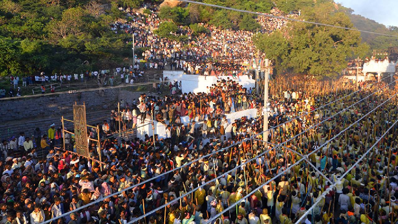 Banni Utsavam: కర్రల సమరంలో ఇద్దరి మృతి.. మరో 100 మందికి గాయాలు Banni Utsavam: కర్రల సమరంలో ఇద్దరి మృతి.. మరో 100 మందికి గాయాలు