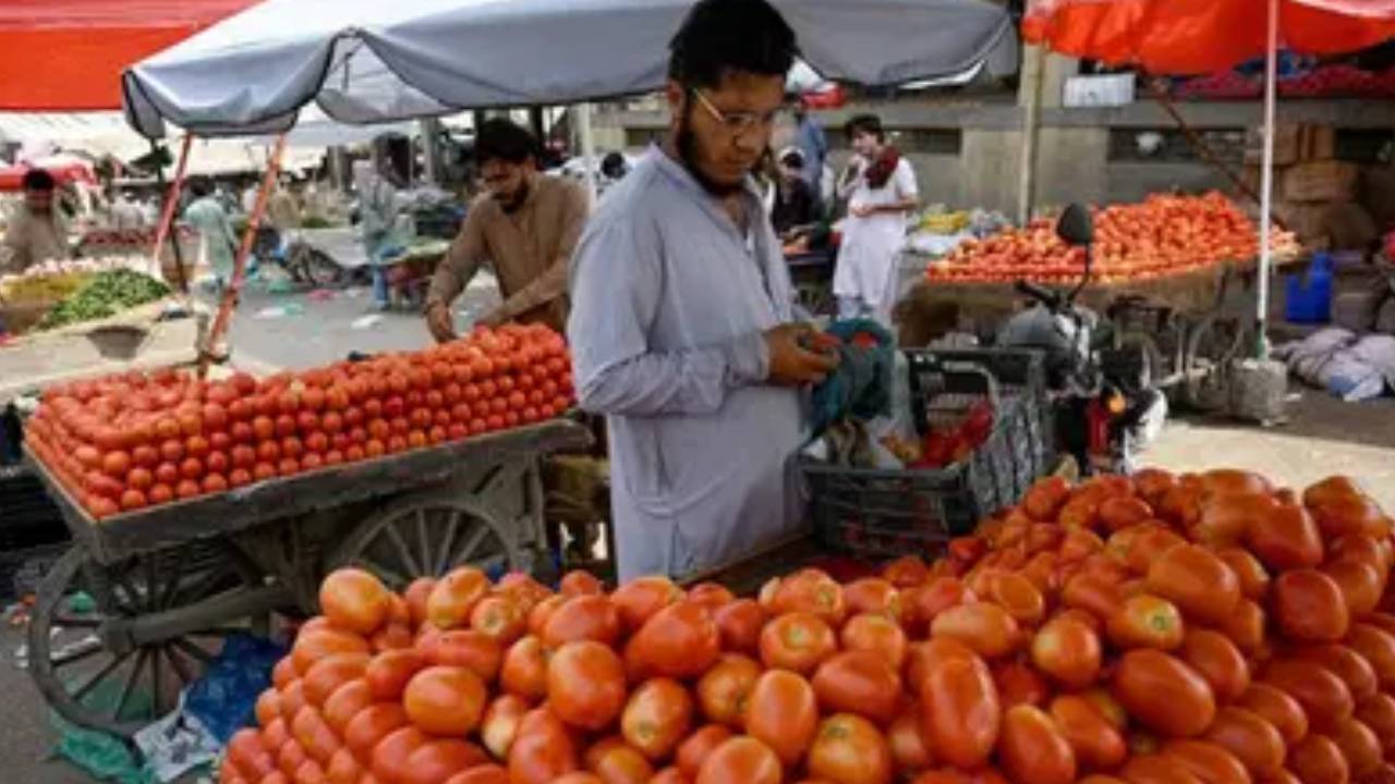 Pakistan : పాకిస్థాన్కు దెబ్బమీద దెబ్బ.. బోర్డర్ మూసివేత ఎఫెక్ట్.. కిలో టమాటా ధర 700.. Pakistan : పాకిస్థాన్కు దెబ్బమీద దెబ్బ.. బోర్డర్ మూసివేత ఎఫెక్ట్.. కిలో టమాటా ధర 700..