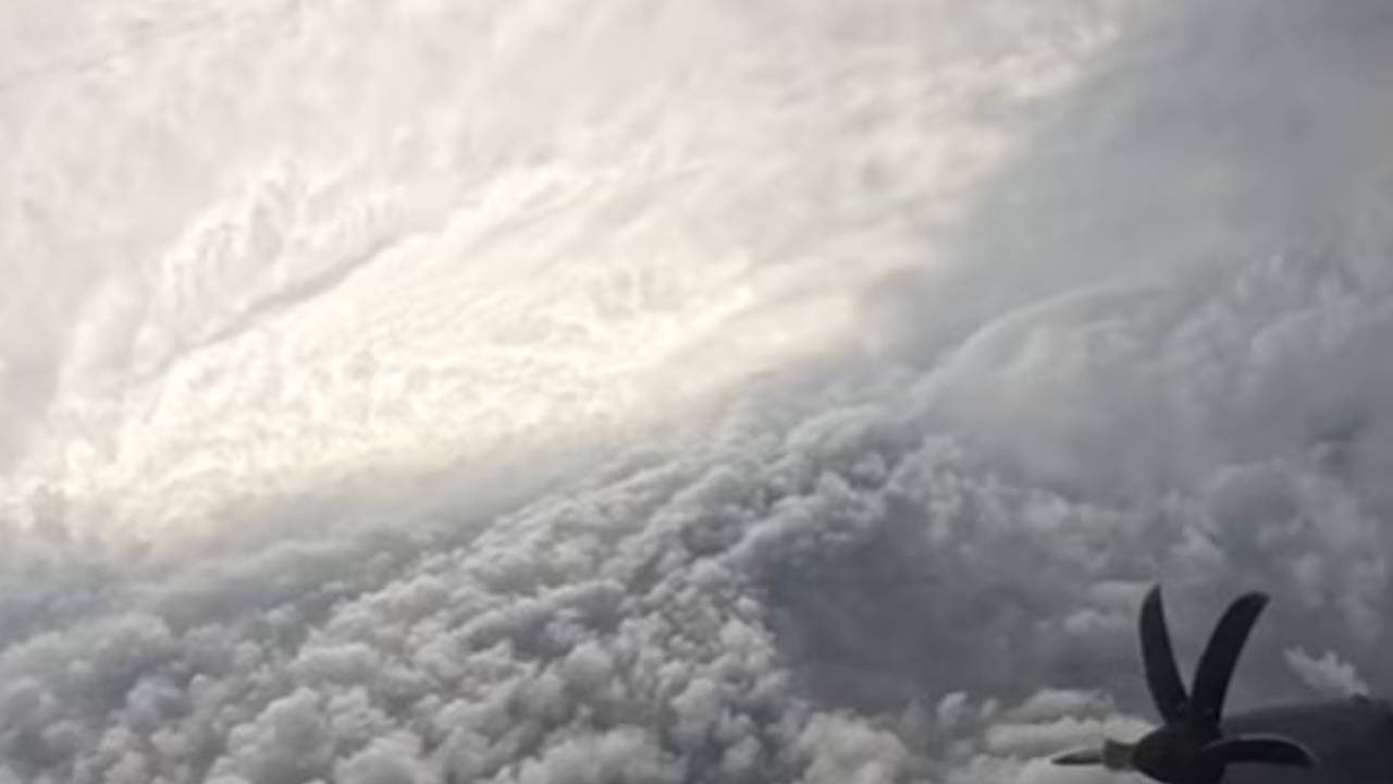 Hurricane Melissa : తుపాను మధ్యలో నుంచి వెళ్లిన విమానం.. గూస్ బంప్స్ వీడియో.. తుపాను లోపల చూడండి ఎలా ఉందో… Hurricane Melissa : తుపాను మధ్యలో నుంచి వెళ్లిన విమానం.. గూస్ బంప్స్ వీడియో.. తుపాను లోపల చూడండి ఎలా ఉందో…