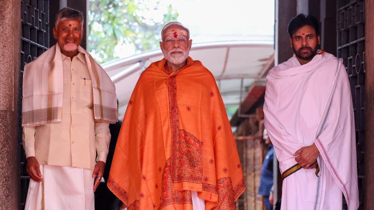 శ్రీశైలం మల్లికార్జున స్వామిని దర్శించుకున్న ప్రధాని.. మోదీ, చంద్రబాబు, పవన్ కళ్యాణ్ ఫోటోలు వైరల్