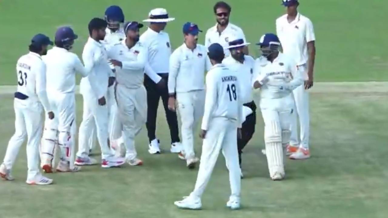 Prithvi Shaw : వార్నీ.. నువ్వు మారవా బ్రో.. మైదానంలో పృథ్వీషా రచ్చరచ్చ.. సహచరుడిపై బ్యాటుతో దాడికి యత్నం.. వీడియో వైరల్.. Prithvi Shaw : వార్నీ.. నువ్వు మారవా బ్రో.. మైదానంలో పృథ్వీషా రచ్చరచ్చ.. సహచరుడిపై బ్యాటుతో దాడికి యత్నం.. వీడియో వైరల్..