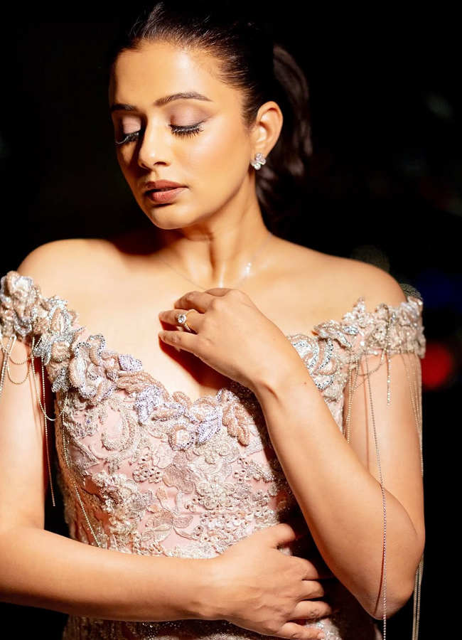 Priyamani dazzled in a designer dress at the Filmfare ceremony