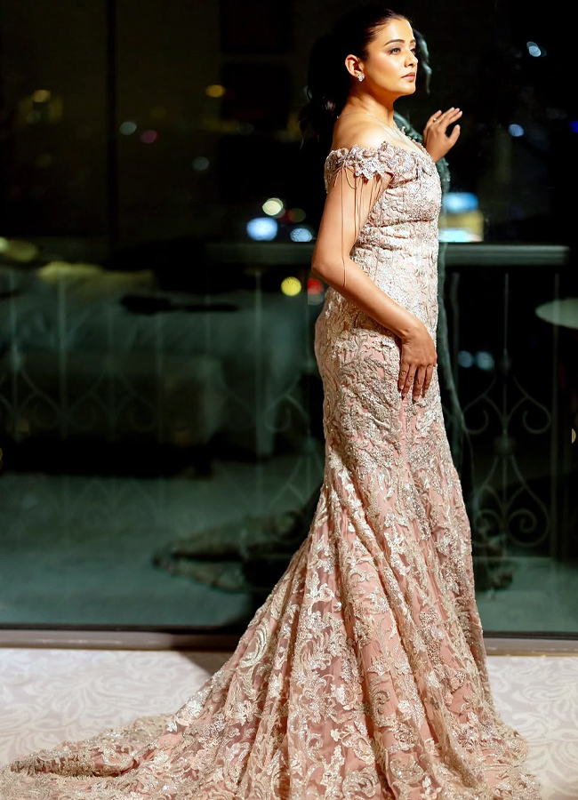 Priyamani dazzled in a designer dress at the Filmfare ceremony
